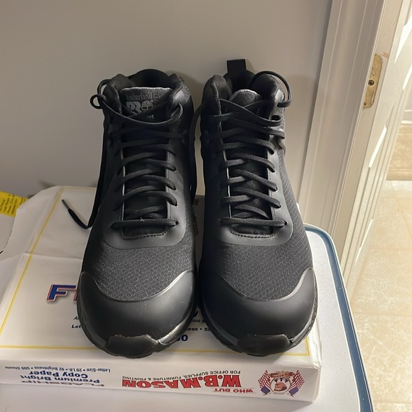 Black timberlands with steel toed boot - Picture 2 of 3